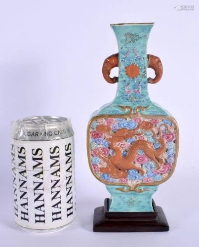 A 19TH CENTURY CHINESE TWIN HANDLED PORCELAIN VASE bearing Q...