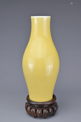 A CHINESE OLIVE-FORM VASE, 18/19th CENTURY