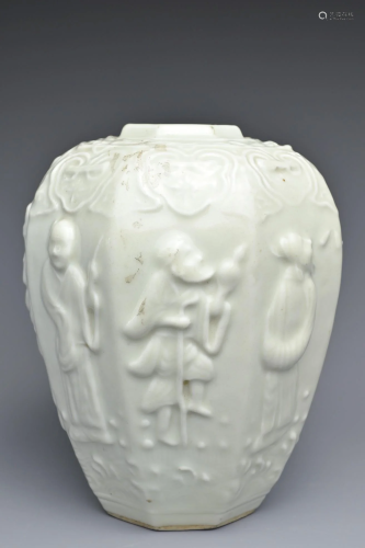A CHINESE 'EIGHT IMMORTALS' PORCELAIN JAR
