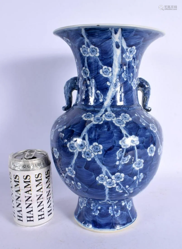 A LARGE 19TH CENTURY CHINESE TWIN HANDLED BLUE AND WHITE VAS...