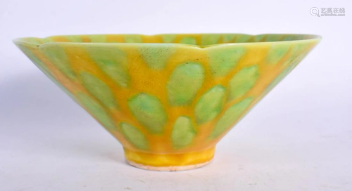 AN UNUSUAL CHINESE SPINACH GREEN AND YELLOW GLAZED BOWL 20th...