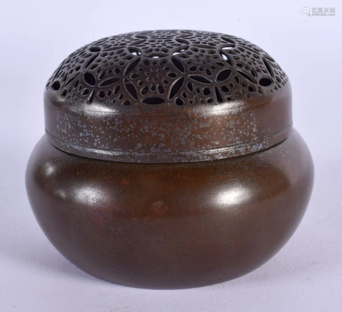 A CHINESE BRONZE CENSER AND COVER 20th Century. 6 cm wide.