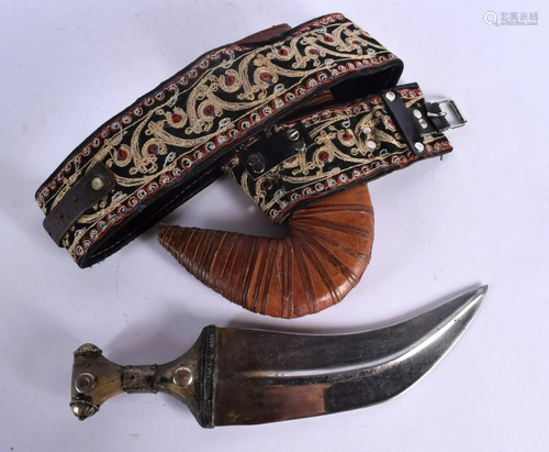 AN ANTIQUE MIDDLE EASTERN CARVED RHINOCEROS HORN OMANI JAMBI...