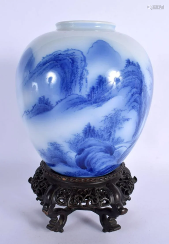 AN EARLY 20TH CENTURY JAPANESE MEIJI PERIOD BLUE AND WHITE V...