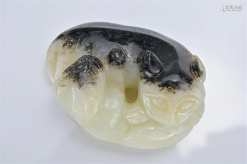 A CHINESE PALE CELADON AND BLACK JADE CARVING OF TWO CATS
