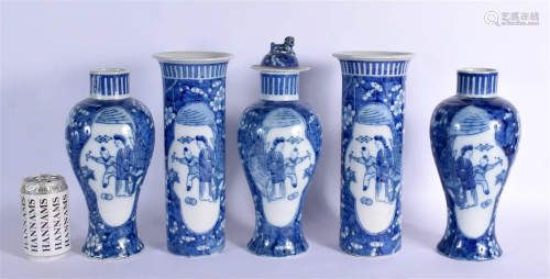 A SET OF FIVE EARLY 20TH CENTURY CHINESE BLUE AND WHITE VASE...