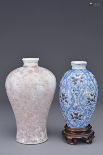 TWO CHINESE MINIATURE PORCELAIN VASES, 18/19TH CENTURY