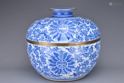A LARGE CHINESE BLUE AND WHITE PORCELAIN TUREEN AND COVER, 2...