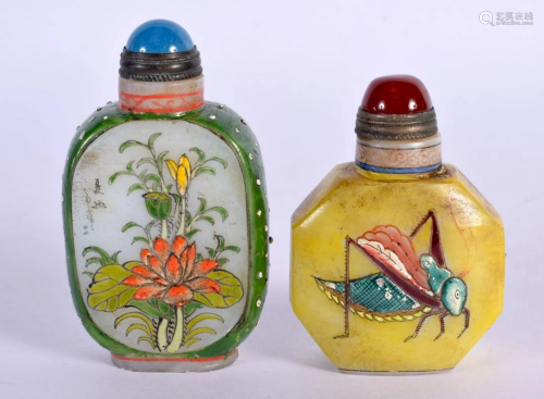 A PAIR OF CHINESE PEKING GLASS SNUFF BOTTLES AND STOPPERS 20...