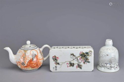 THREE CHINESE PORCELAIN ITEMS, MID 20TH CENTURY