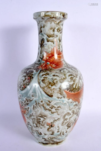 AN EARLY 20TH CENTURY CHINESE PORCELAIN VASE Late Qing/Repub...