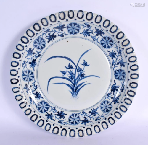 A CHINESE BLUE AND WHITE PORCELAIN DISH 20th Century painted...