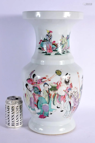 AN EARLY 20TH CENTURY CHINESE FAMILLE ROSE PORCELAIN VASE La...