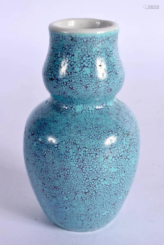 A 19TH CENTURY CHINESE ROBINS EGG PORCELAIN VASE Qing. 8.5 c...