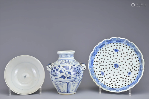 THREE CHINESE BLUE AND WHITE PORCELAIN ITEMS