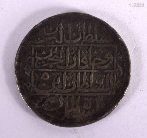 AN ISLAMIC SILVER COIN. 30.6 grams. 4.3 cm diameter.