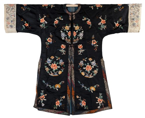 A CHINESE BLACK-GROUND SILK EMBROIDERED ROBE, 19/20TH CENTUR...