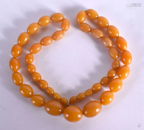 AN AMBER TYPE NECKLACE. 96 grams. 70 cm long largest bead 2....