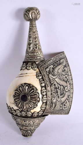 AN EARLY 20TH CENTURY TIBETAN WHITE METAL SHELL. 21 cm long.