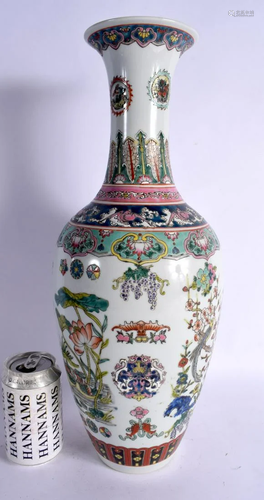 A LARGE CHINESE FAMILLE ROSE PORCELAIN VASE 20th Century. 45...