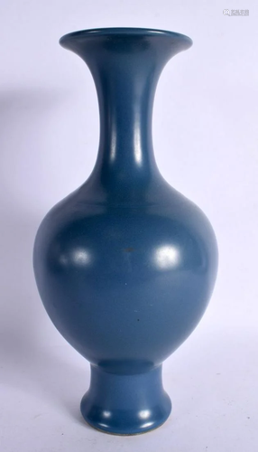 A CHINESE BLUE GLAZED PORCELAIN VASE 20th Century. 25 cm hig...