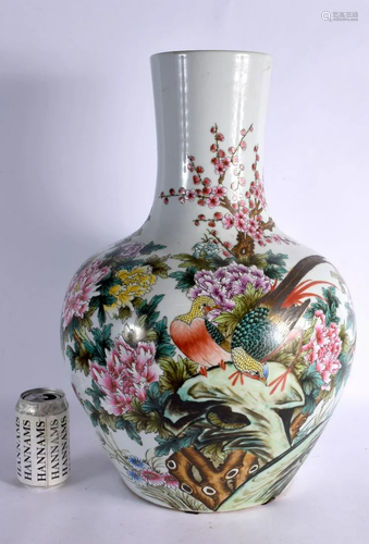 A LARGE CHINESE FAMILLE ROSE PORCELAIN BULBOUS VASE 20th Cen...