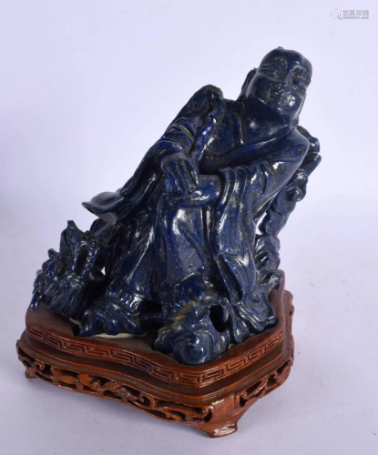 AN EARLY 20TH CENTURY CHINESE CARVED LAPIS LAZULI FIGURE OF ...