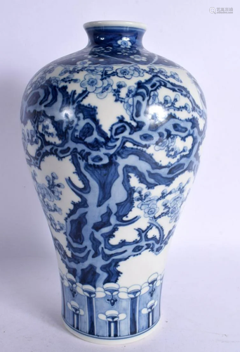 AN EARLY 20TH CENTURY CHINESE BLUE AND WHITE PORCELAIN MEIPI...