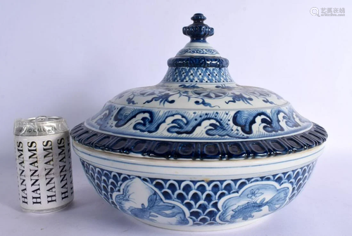 A LARGE CHINESE BLUE AND WHITE TUREEN AND COVER 20th Century...