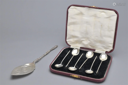BOXED SET OF SILVER HALLMARKED SPOONS AND PRESERVE SPOON