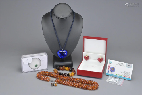 A GROUP OF JEWELLERY ITEMS AND LOOSE STONES