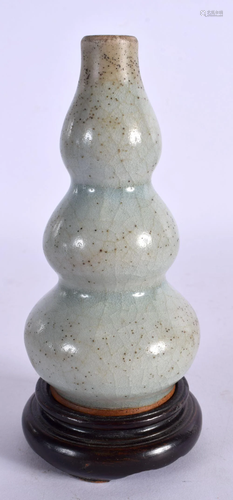 AN EARLY 20TH CENTURY CHINESE TRIPLE GOURD JUNYAO TYPE VASE ...