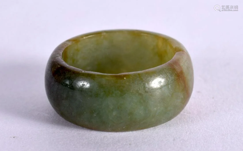 AN EARLY 20TH CENTURY CHINESE CARVED JADE RING Late Qing/Rep...