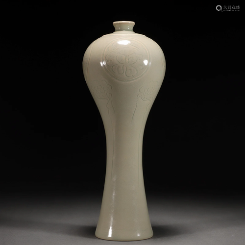 A Chinese Yue-ware Vase Meiping