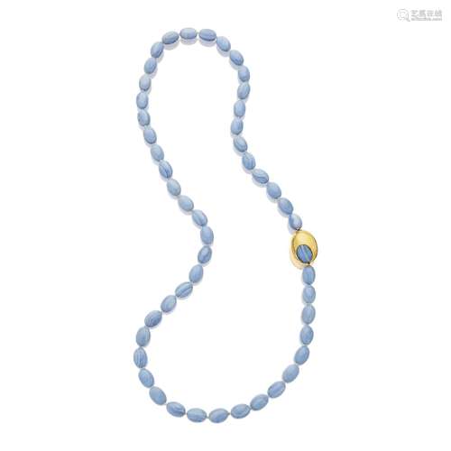 TIFFANY & CO. AN AGATE AND GOLD BEAD NECKLACE