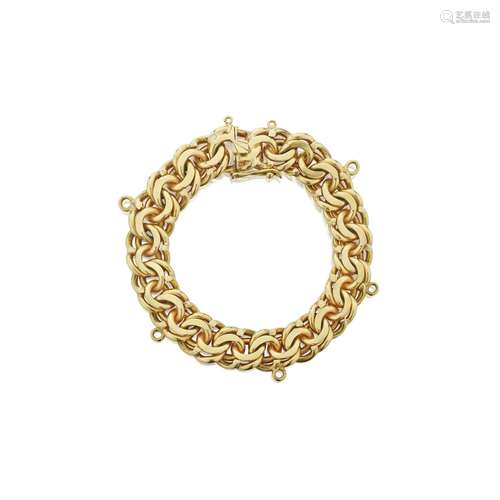 A GOLD BRACELET