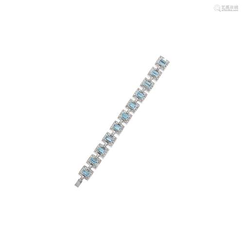 AN AQUAMARINE AND DIAMOND BRACELET, CIRCA 1925