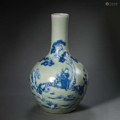 CHINESE QING DYNASTY BLUE AND WHITE LONG NECKED VASE