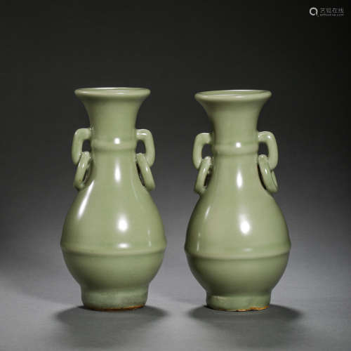 A PAIR OF CELADON-GLAZED AMPHORA FROM LONGQUAN WARE, SOUTHER...