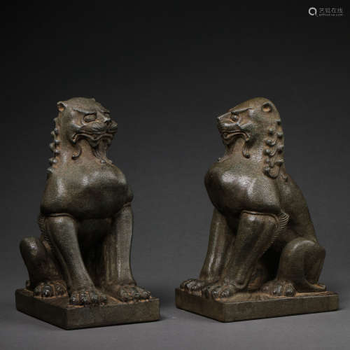 A PAIR OF SEATED BLUESTONE LIONS IN TANG DYNASTY, CHINA