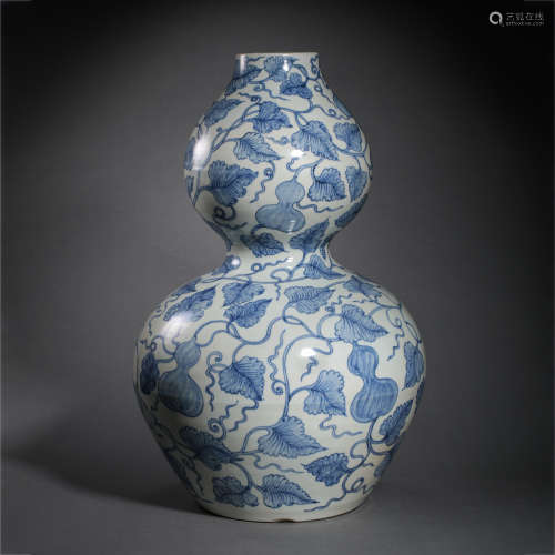 CHINESE QING DYNASTY BLUE AND WHITE GOURD VASE