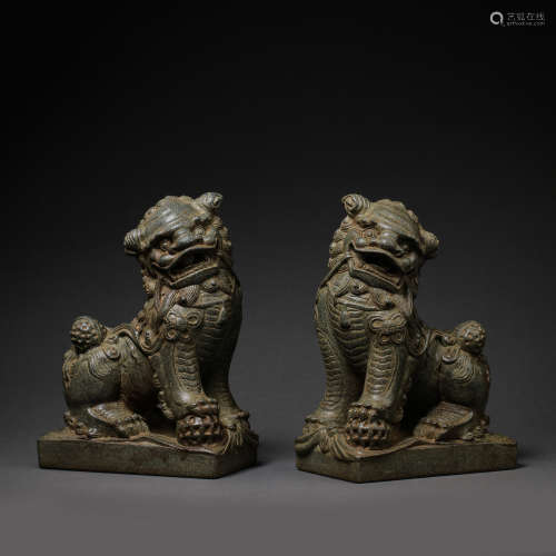 A PAIR OF CHINESE QING DYNASTY BLUESTONE LION STATUES