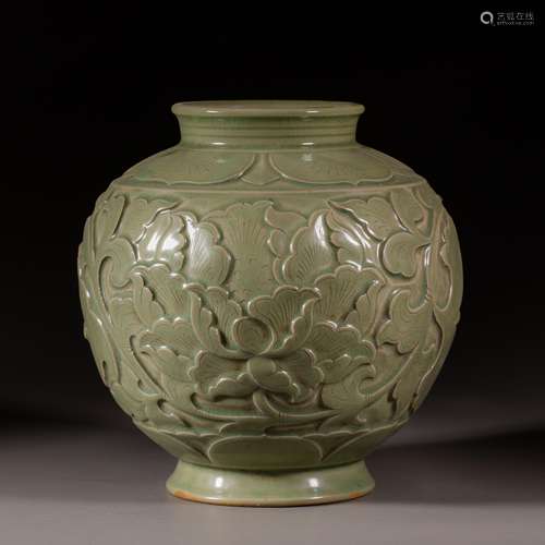 China Five Dynasties Period green  porcelain jar