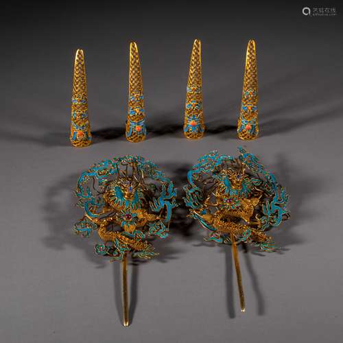 China Qing Dynasty A set of silver gilt filigree dotted emer...