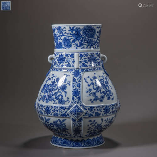 China Qing Dynasty Qianlong style blue and white porcelain v...