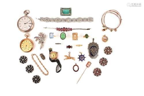 Un groupe mixte de bijoux, comprenant : un bracelet en grena...