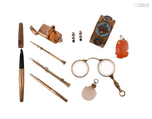 Un groupe de bijoux et d'objets, comprenant : un crayon prop...