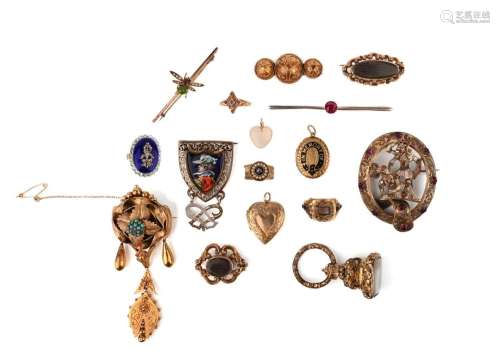 Un ensemble hétéroclite de bijoux, comprenant un médaillon d...