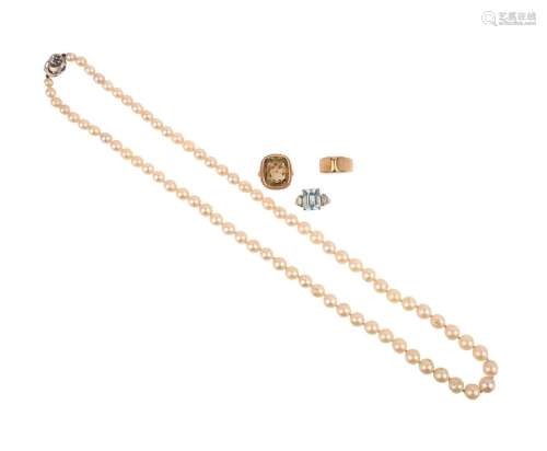 Une collection de bijoux, comprenant : un collier de perles ...