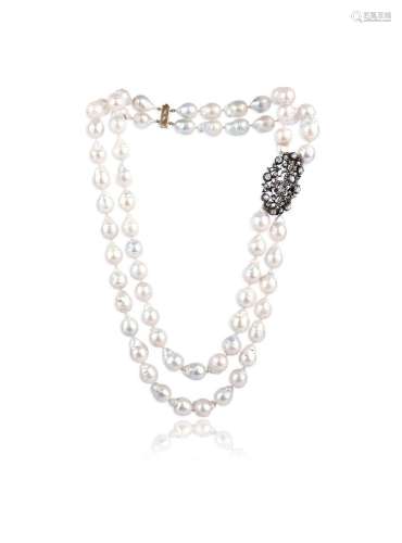 Un collier de perles baroques de culture à deux rangs, monté...